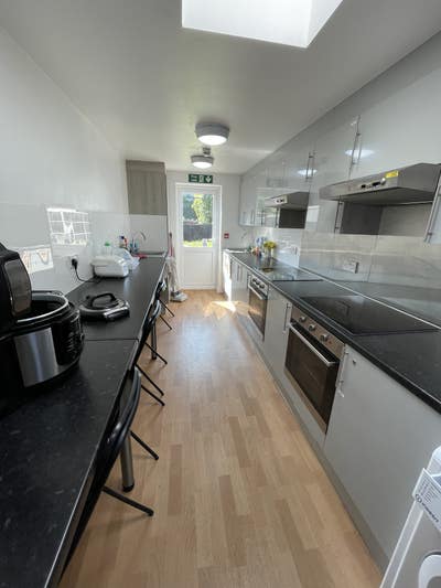 Ground Floor Ensuite Bedsit in Quiet Kingsbury Main Photo