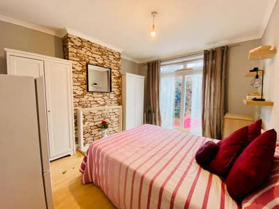 🌟 Double Rooms (single use)- Hanger Lane – Zone 3 Main Photo