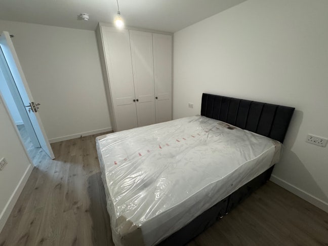 Modern En-suit double room in Southall Main Photo