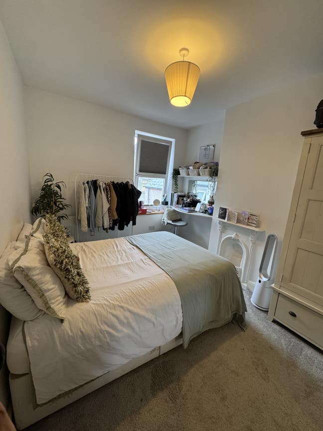 One upstairs bedroom up for rent Main Photo