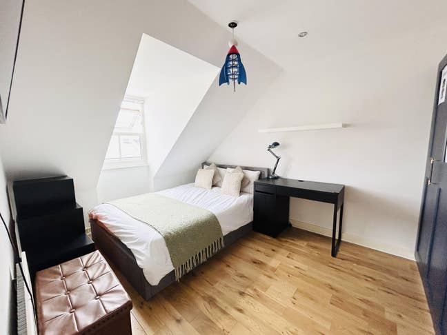 Spacious Furnished-King Bed +TV+Bills+Clean Main Photo