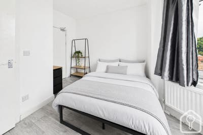 Ensuite Rooms Available – Scarborough Coastal Town Main Photo
