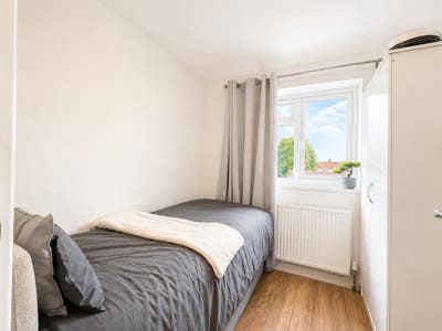 2 Double and 1 Single Room to Rent - HOUNSLOW Main Photo