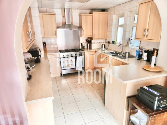 🏡 Spacious Double Room Available in a Beautiful 4 Main Photo