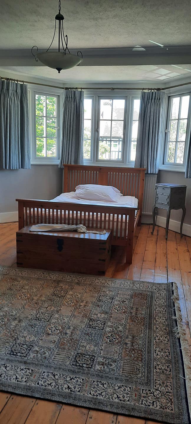 Large Bright Room Main Photo