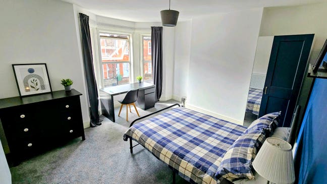 Double Room - Bills Included, Professional HMO Main Photo