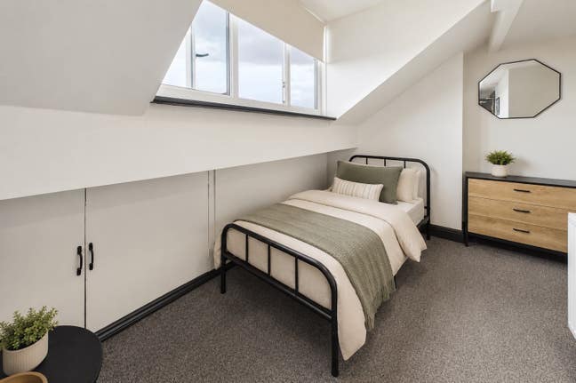 Nice comfy rooms - all bills included Main Photo