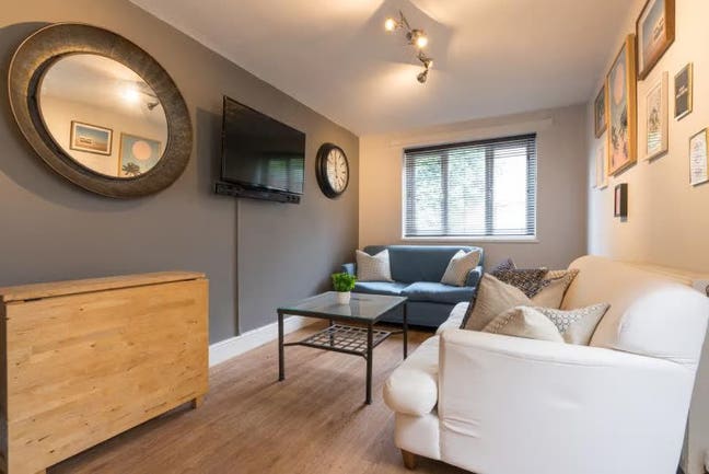 7 Bed House Share - Professionals Welcome  Main Photo