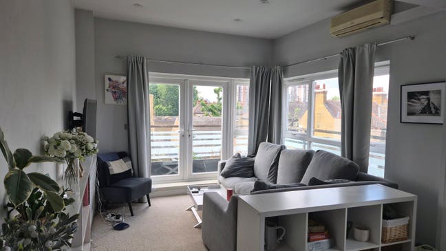 Spacious Double Bedroom in Light-Filled Flat Main Photo