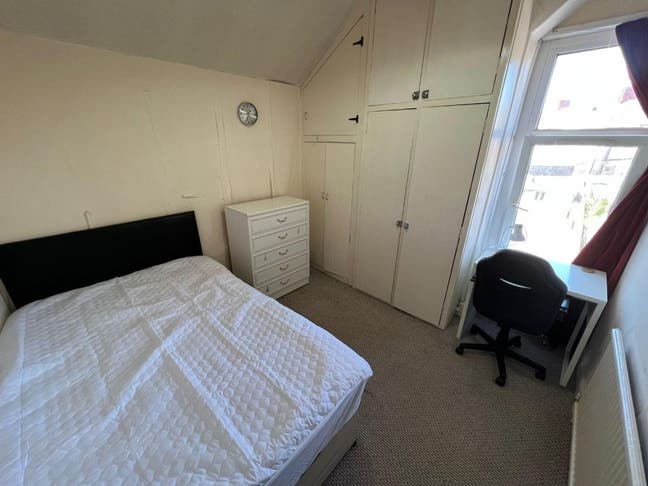 Double Bedroom in a 5 Bedroom Household Main Photo