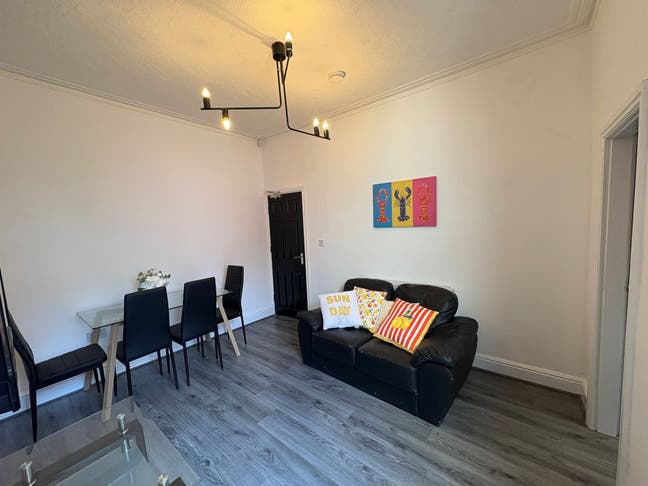 4 double bedrooms available - Halsbury Road, L6 Main Photo