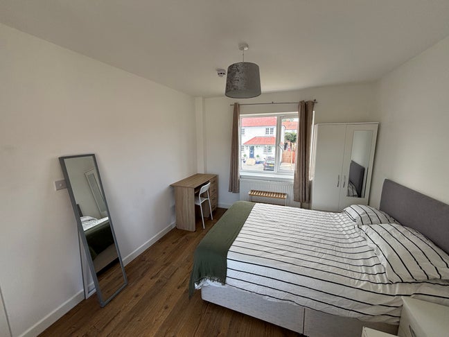 Huge double airy room 2 way aspect 10min RSCH.... Main Photo