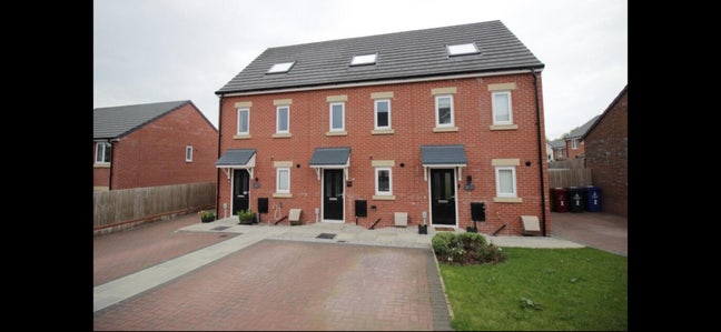 2 rooms available in a 3 bed new build  Main Photo