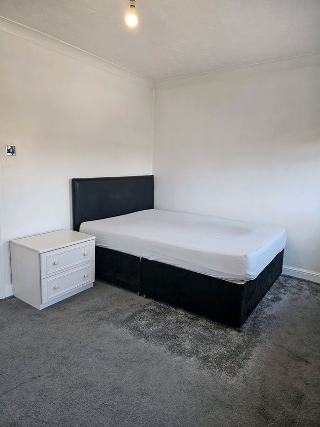 Large Double room to rent Main Photo