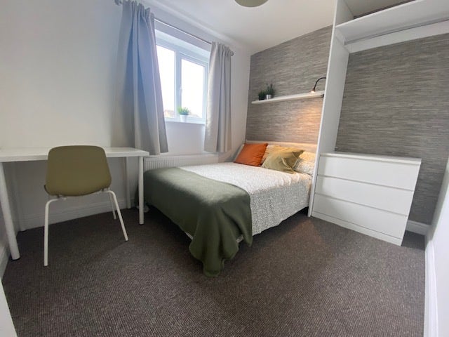 Beautiful Rooms, Desirable Locations, 5* Parking Main Photo