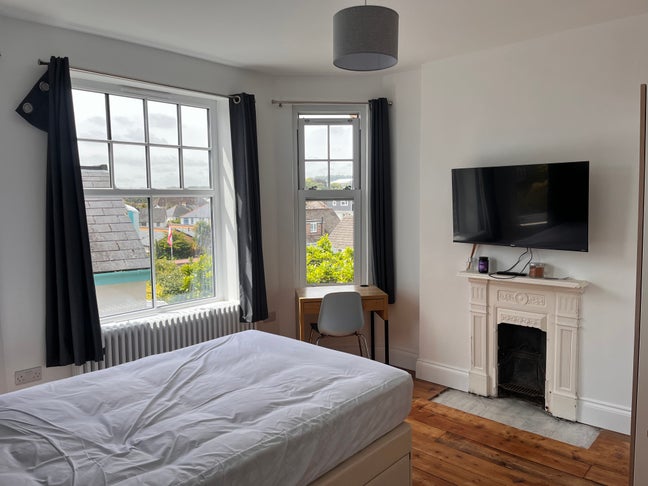 Refurbed, furnished Professional 5 bed House Share Main Photo