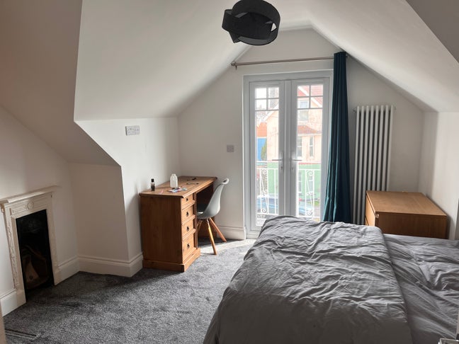 Refurbed, furnished Professional 5 bed House Share Main Photo