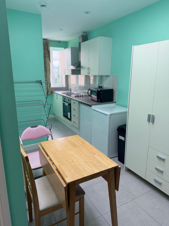 Modern En-Suite Studio on Vibrant Mill Road  Main Photo