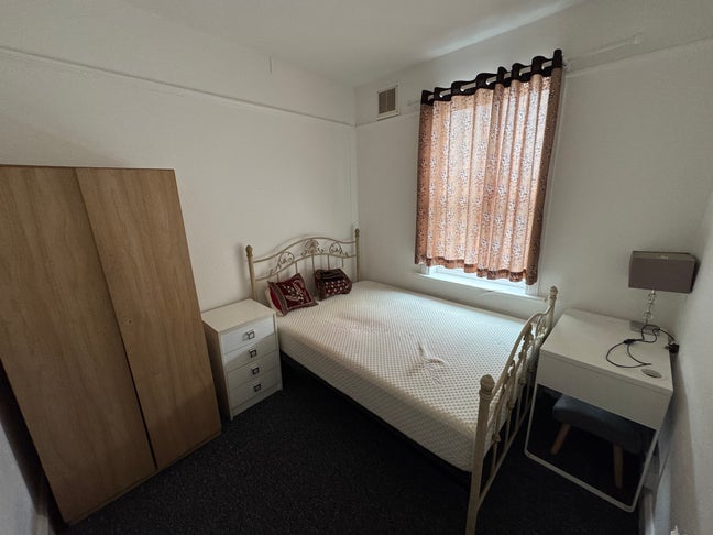 Room to rent with Gujarati Indian family Edgware Main Photo