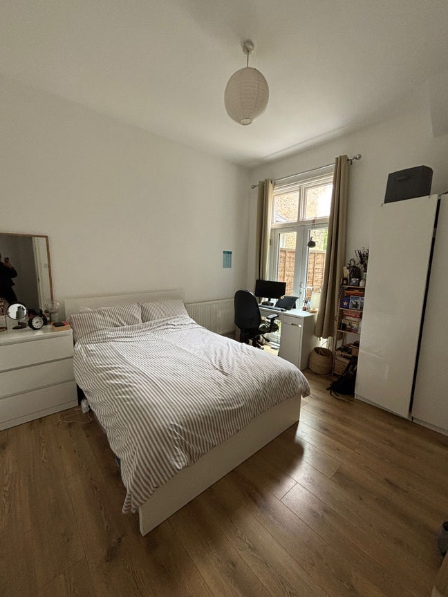 Double room in 2 bed garden flat Main Photo