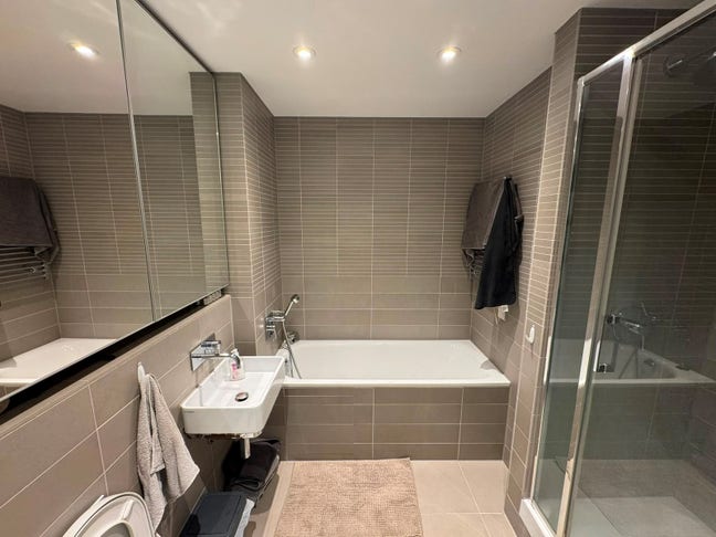 Modern flat with concierge 2 min walk to station Main Photo