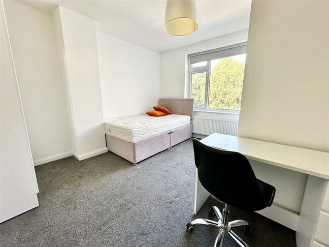 6 Double Bedrooms Available for Individual Rent Main Photo