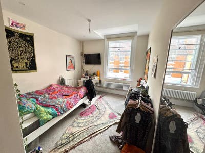 Double Room in spacious new flat Main Photo