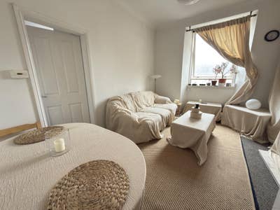 Cosy en-suite room–heart of Stockbridge | &pound; Main Photo