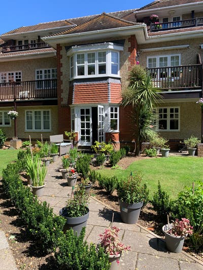 Quiet room with double bed+separate bathroom (BH8) Main Photo