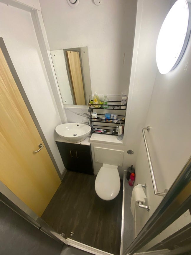 Flat bedroom with en-suite Manchester City Main Photo