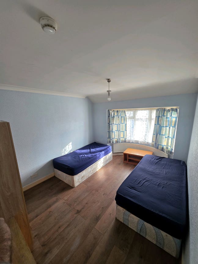 Room to let Cranford, Master Room  Main Photo