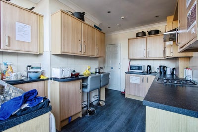 Large Comfortable Terrace House in Wakefield Centr Main Photo