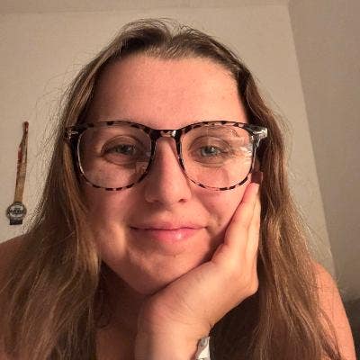 Female professional looking for flat/ housemate Main Photo