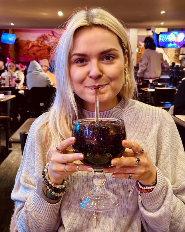 Professional female 30 looking for double room  Main Photo