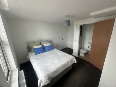 Ensuite double room Ava end July  Main Photo