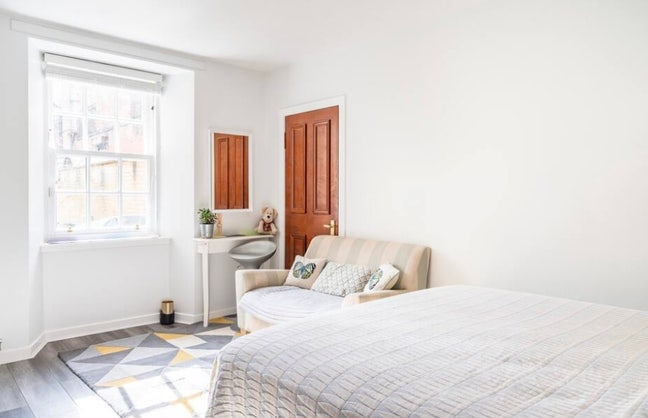 Beautiful well located  double bedroom. Main Photo
