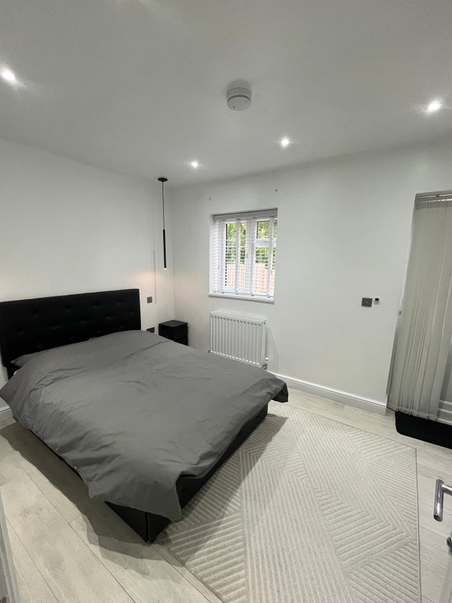 Beautiful, Modern Double Room Available Main Photo