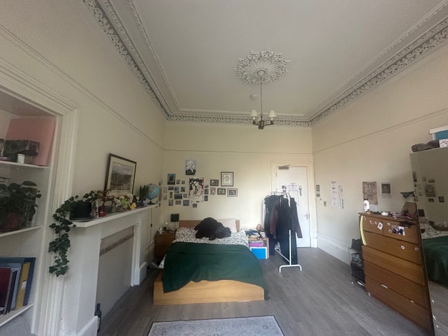 1 Bedroom in a 5 bed flat Main Photo