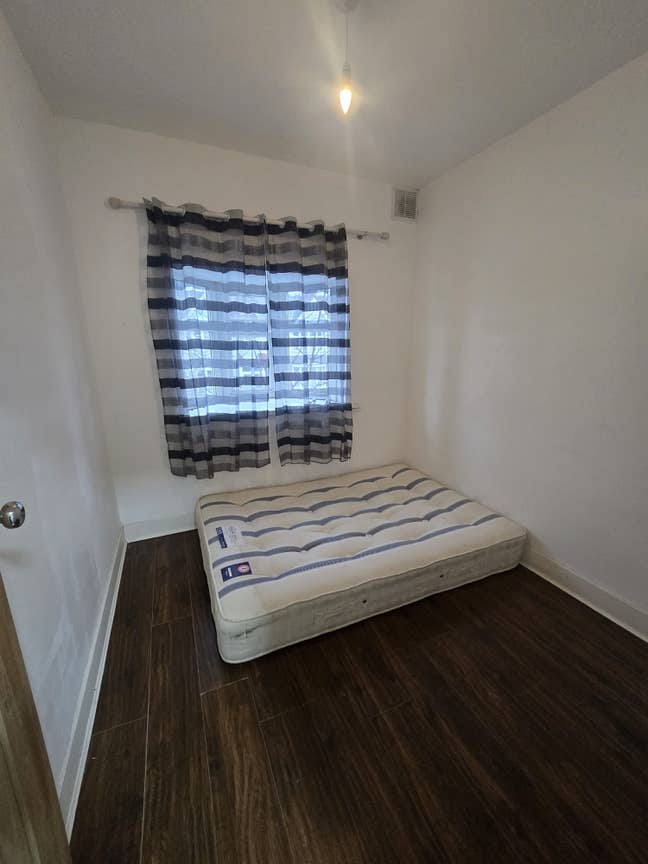 Midum size room in frist floor Main Photo