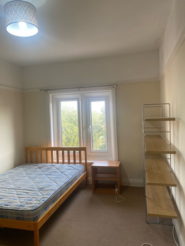 Looking for a flatmate  Main Photo