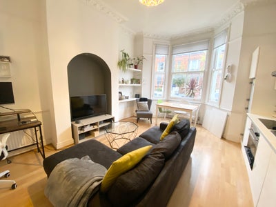 Stunning spacious flat by tube- prime W Hampstead  Main Photo