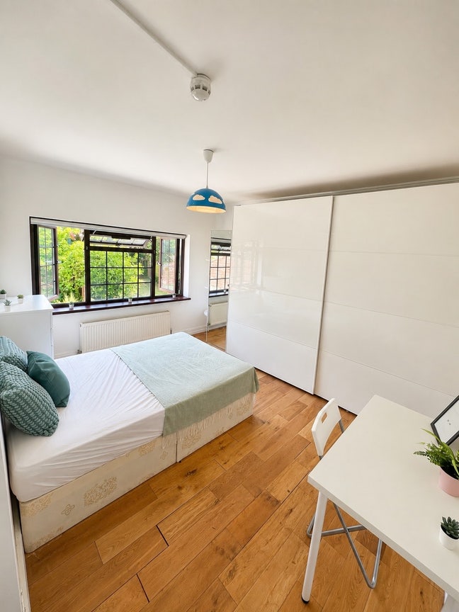 Stunning Double Room in a Luxury House  Main Photo