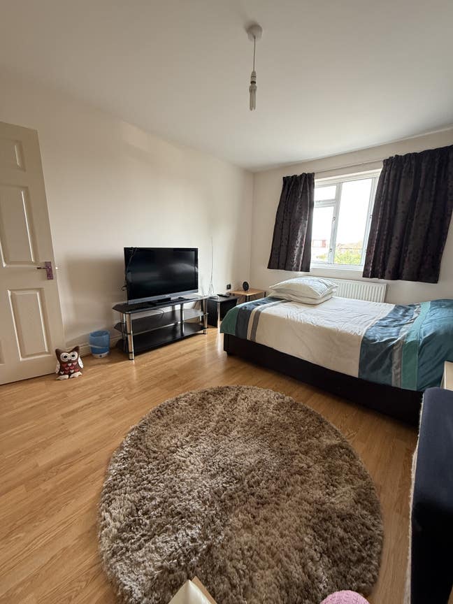 Large double bedroom Main Photo