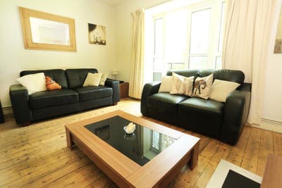 Huge En-Suite + Garden nr Vicky Park 🌿✨🏡 Main Photo