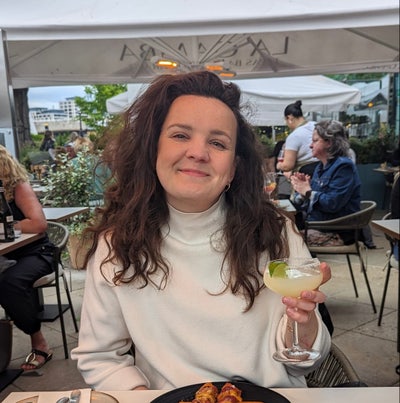 31 year old professional female seeks double room Main Photo