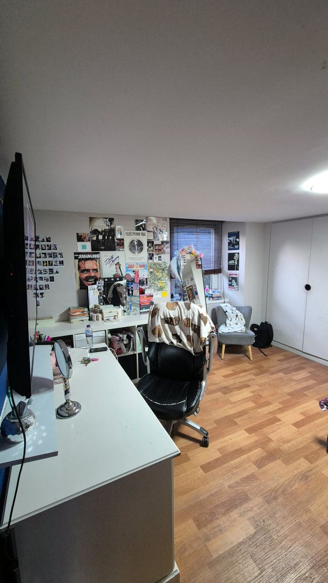 Bedroom for rent Main Photo