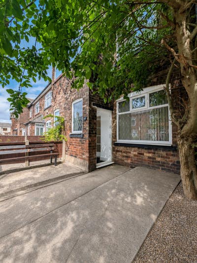 🏡 Newly Refurbished 2 Bed Home Middleton M24 Main Photo