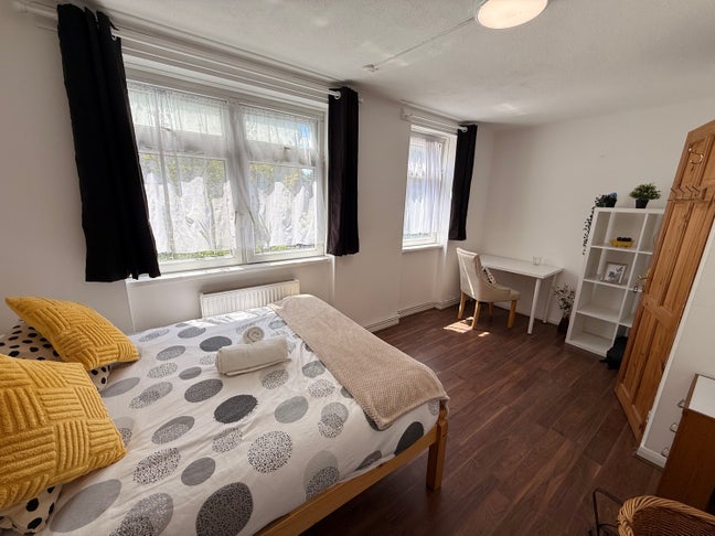 Double Room Available Now | E14 | Bills Included!! Main Photo
