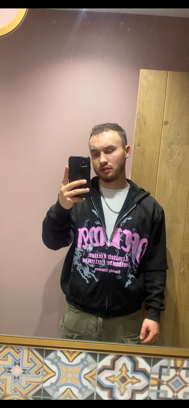 Hi, I’m Mac. I work in healthcare in East L... Main Photo