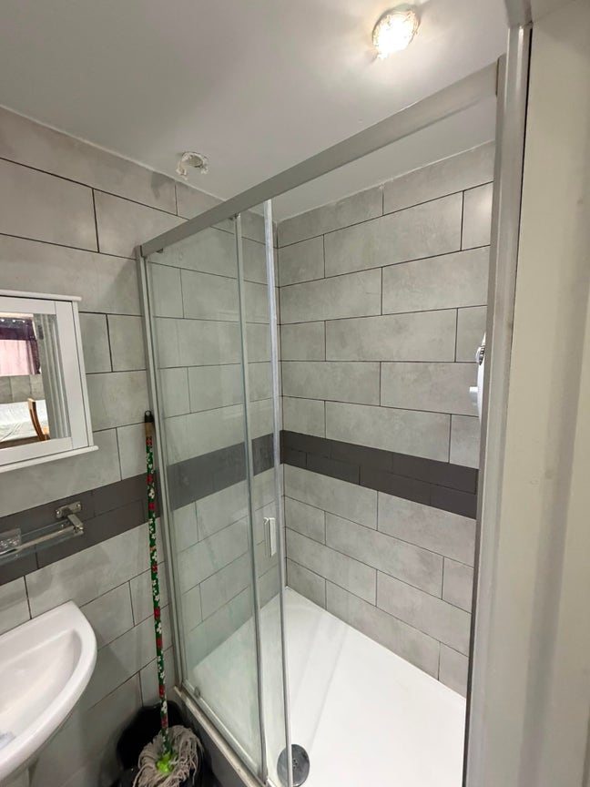 Large studio & en-suite 10min walk to Romford Stn Main Photo